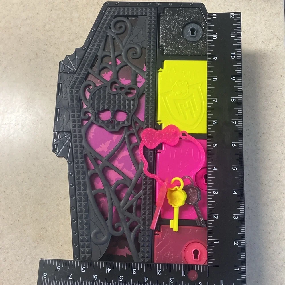 Monster High Black and Pink Fashion Doll with Coffin Case vampire Dracula vamp